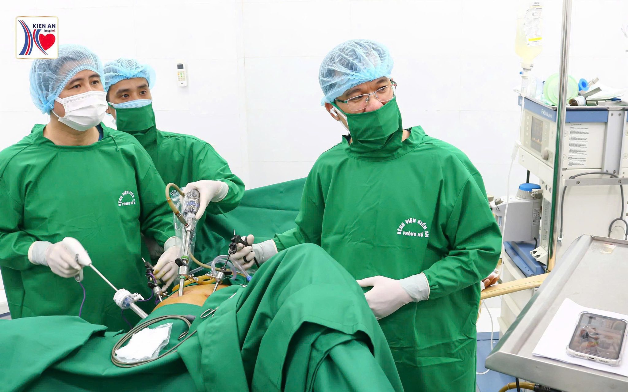 BỆNH VIỆN KIẾN AN PHỐI HỢP PHẪU THUẬT THÀNH CÔNG CA UNG THƯ TRỰC TRÀNG BẰNG KỸ THUẬT HIỆN ĐẠI